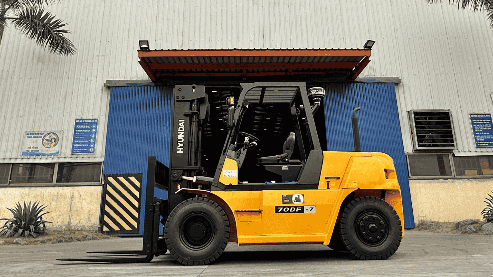 Bàn Giao Xe Nâng Dầu 7 Tấn 70DF-7 Hyundai cho Nhà Máy Sản Xuất Sơ-mi Rơ-mooc Tại Bắc Ninh