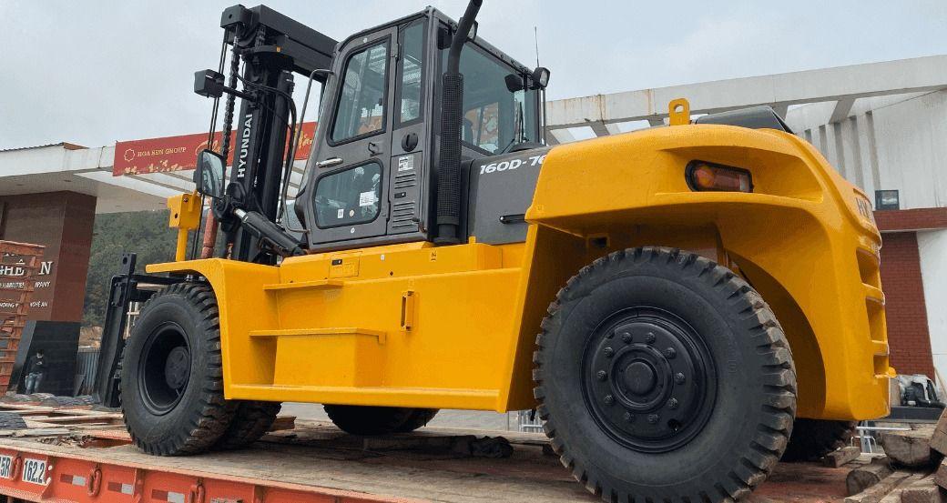 Handing over 16-ton diesel forklift to Hoa Sen Group