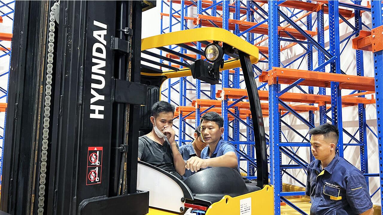 Bàn giao xe nâng điện 2 tấn dòng BRJ-9 cho nhà máy CP Việt Nam